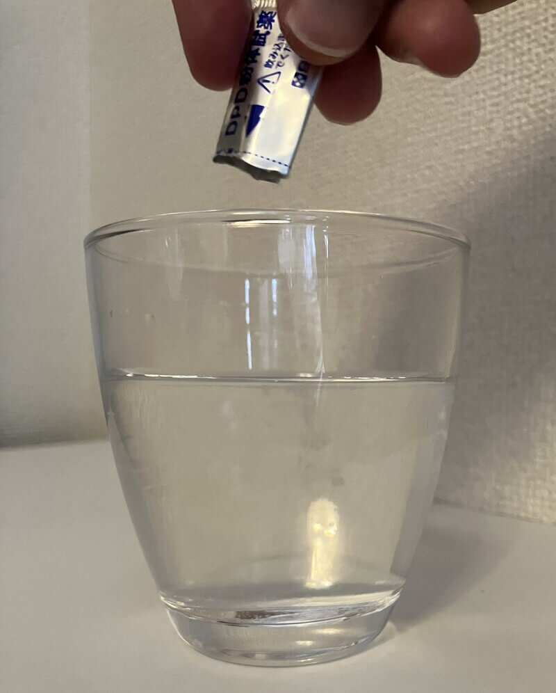 残留塩素の検査薬を投入している水道水-2